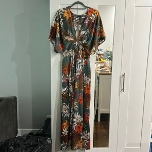 Stunning LIKE NEW open back maxi dress by Showpo Size 8